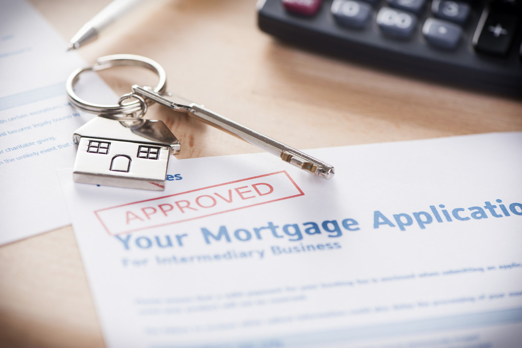 mortage loan agreement application with house shaped key